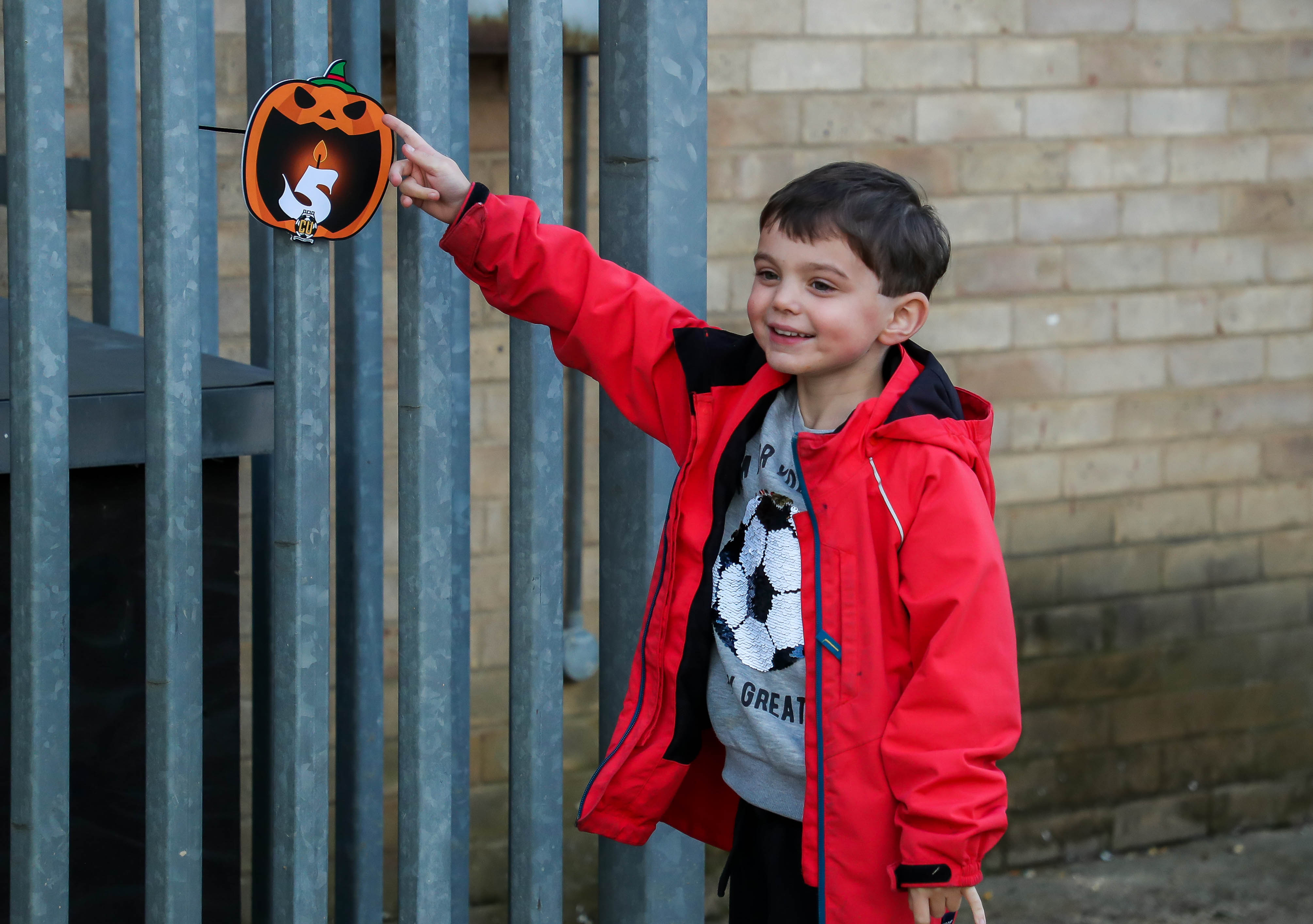 A young fan finds a Pumpkin Picture