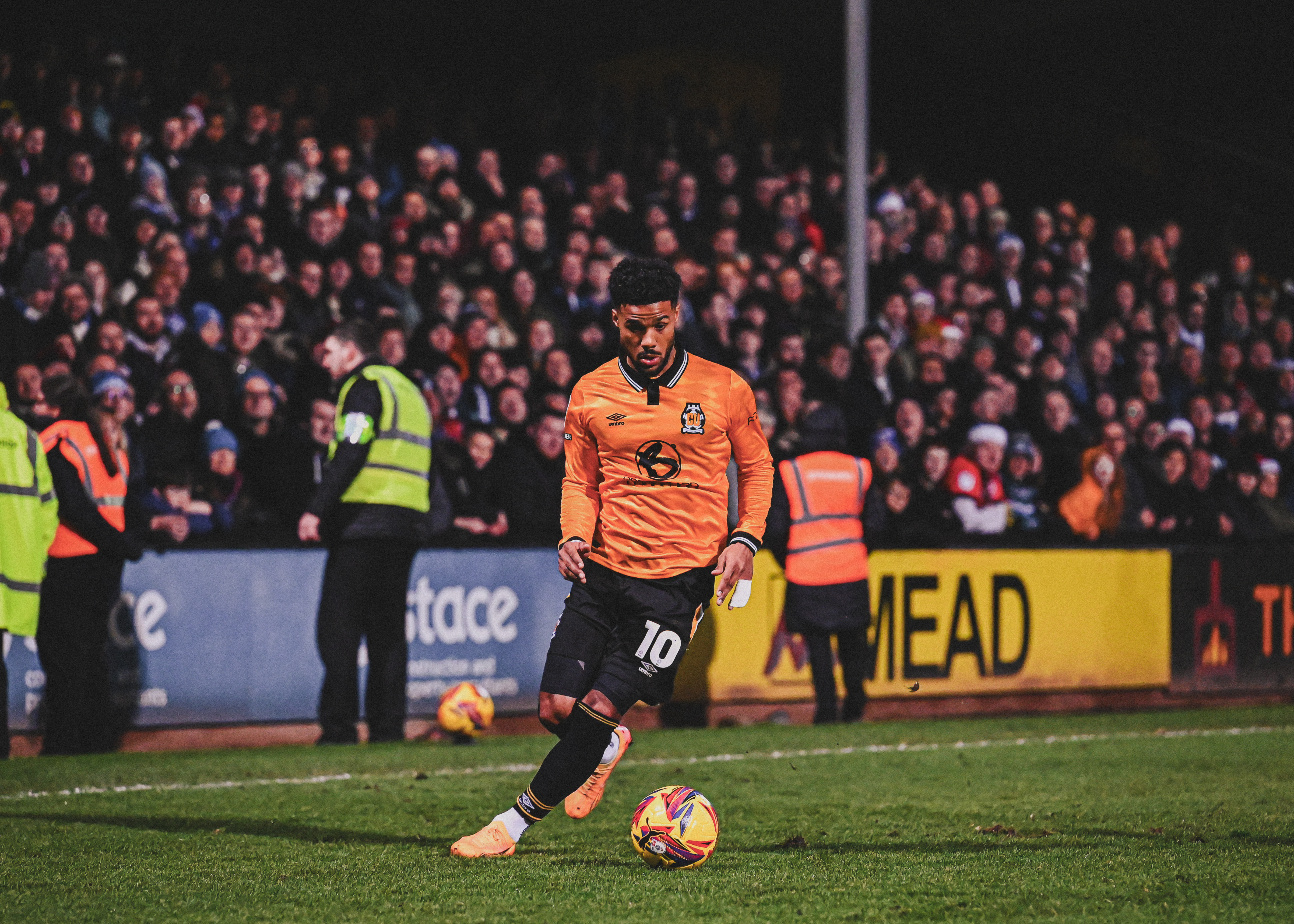 Elias Kachunga in action vs Huddersfield