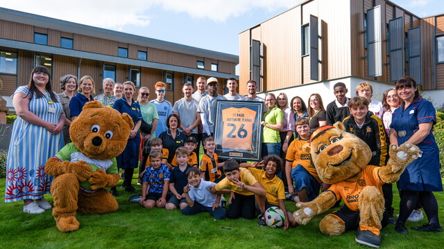 Cambridge United players and staff at Arthur Rank Hospice