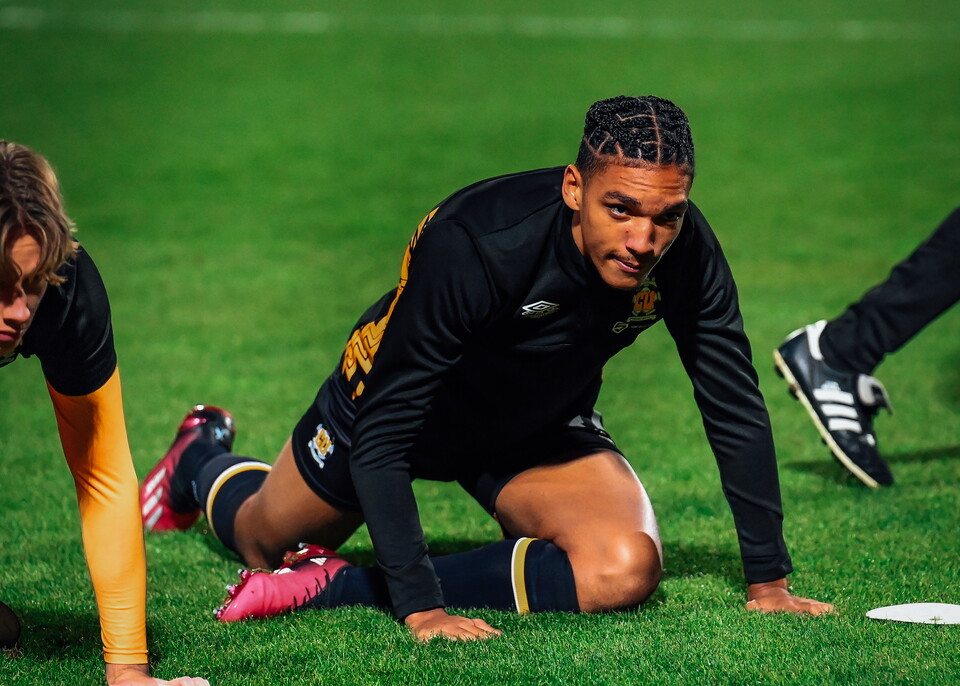 Amaru Kaunda warms-up 