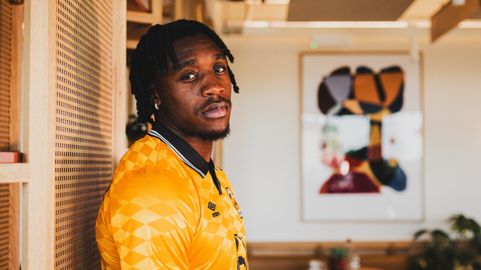 Dan Nlundulu signing photo