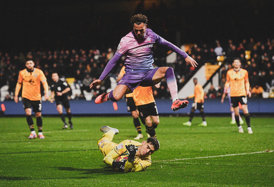 Vicente Reyes gathers the ball against Bolton