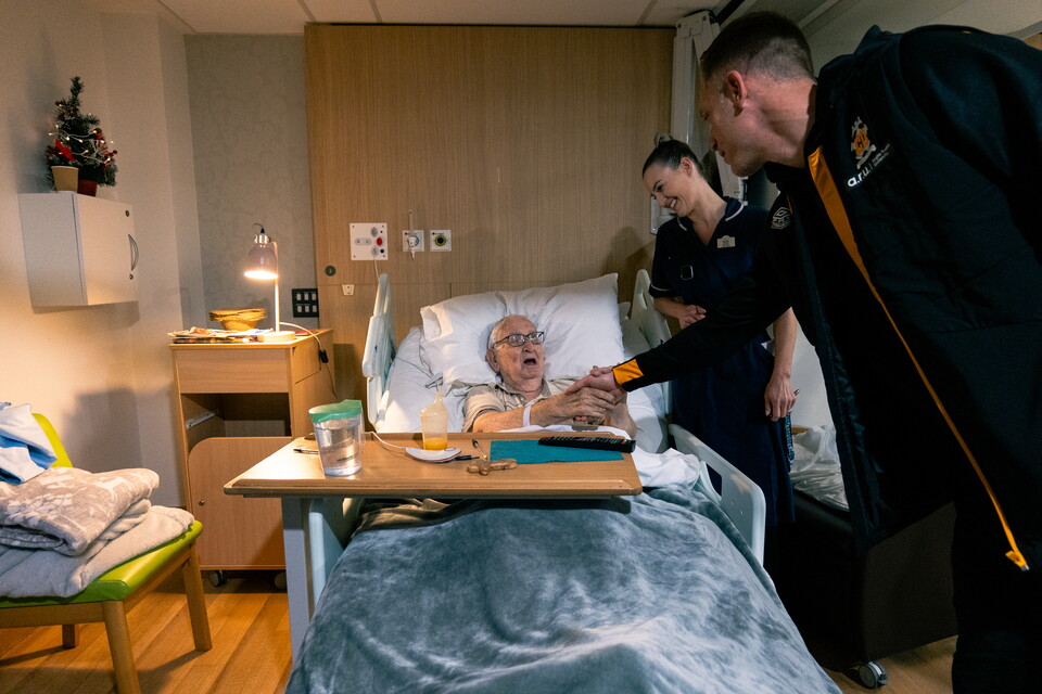 Cambridge United squad visit Arthur Rank Hospice