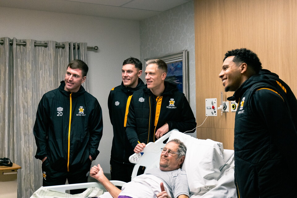 Cambridge United squad visit Arthur Rank Hospice