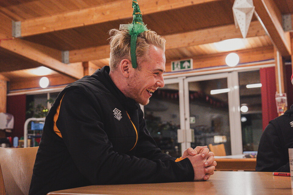 Cambridge United players and staff visit EACH