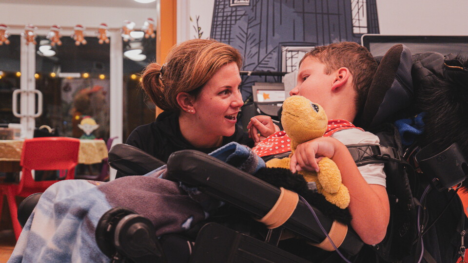 Cambridge United players and staff visit EACH