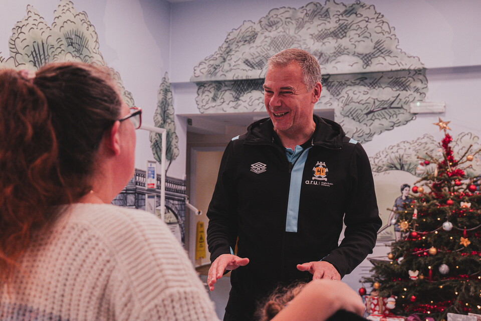Cambridge United players and staff visit EACH