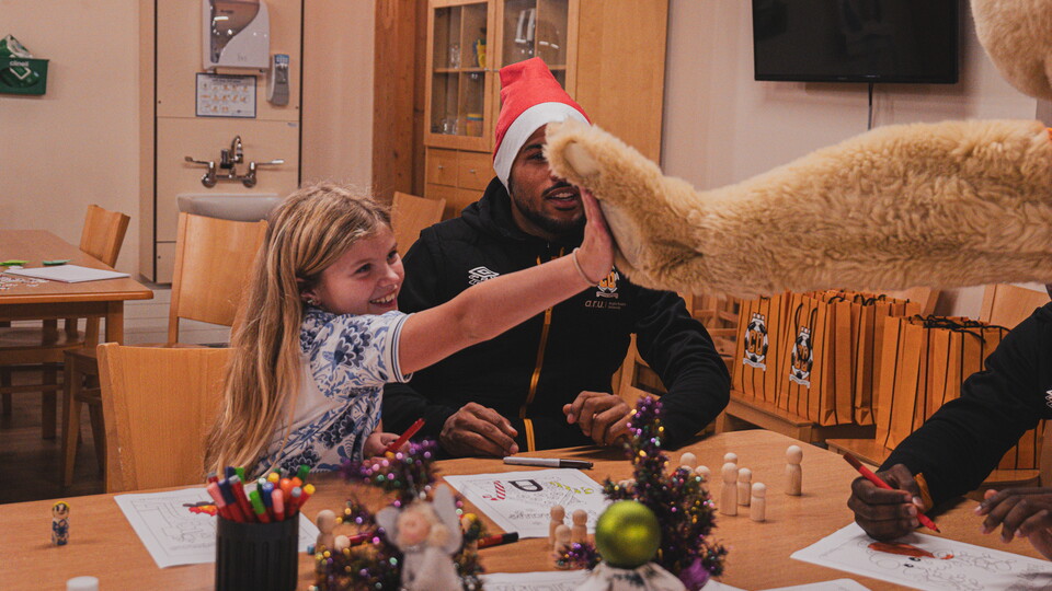 Cambridge United players and staff visit EACH