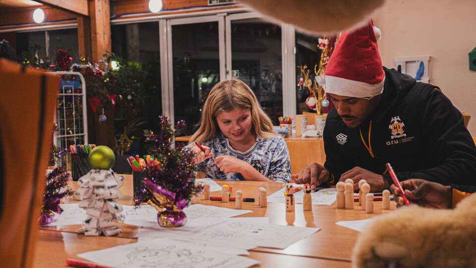 Cambridge United players and staff visit EACH