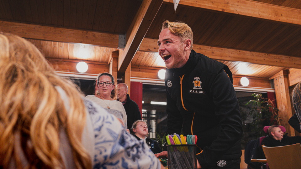 Cambridge United players and staff visit EACH