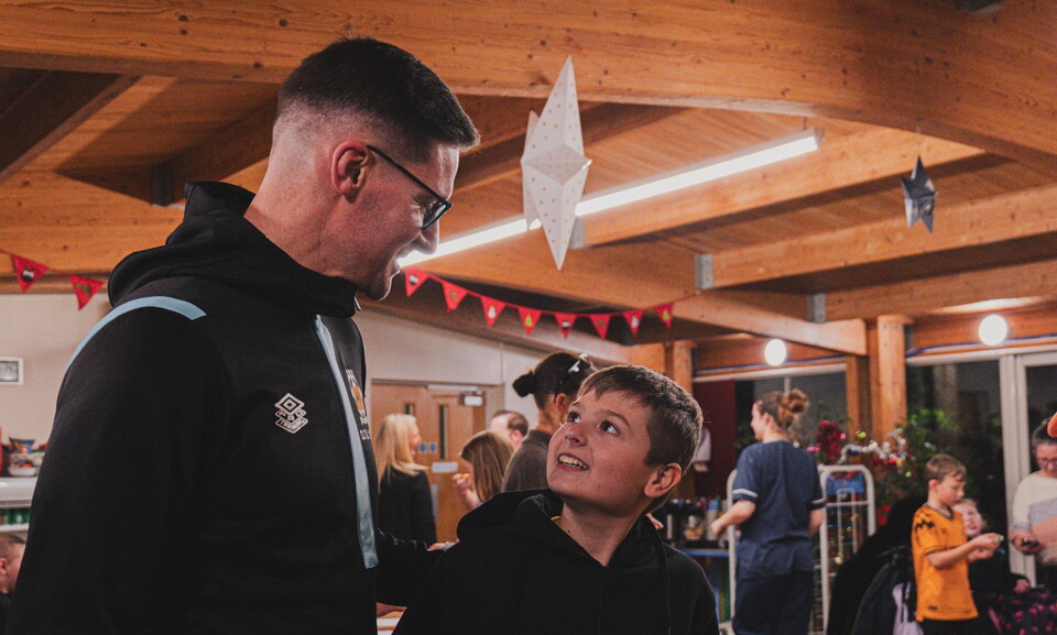 Cambridge United players and staff visit EACH