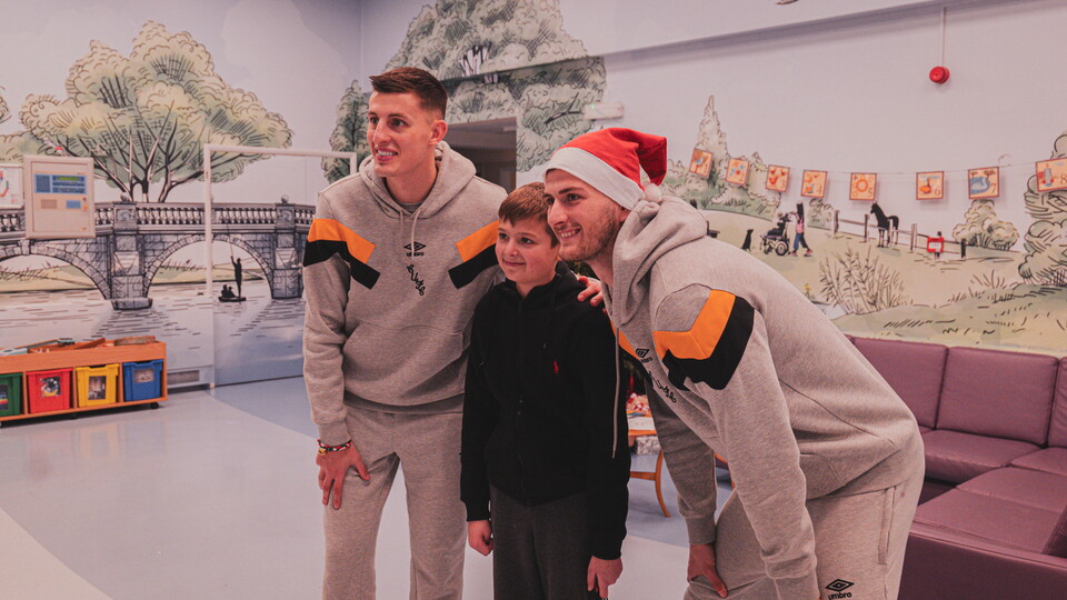 Cambridge United players and staff visit EACH