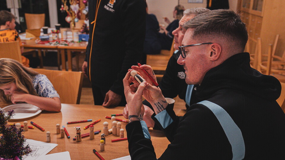 Cambridge United players and staff visit EACH