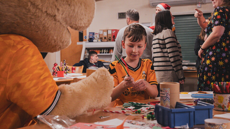 Cambridge United players and staff visit EACH