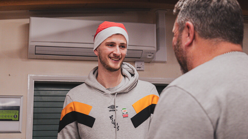 Cambridge United players and staff visit EACH