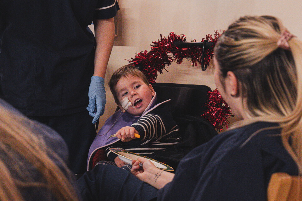Cambridge United players and staff visit EACH