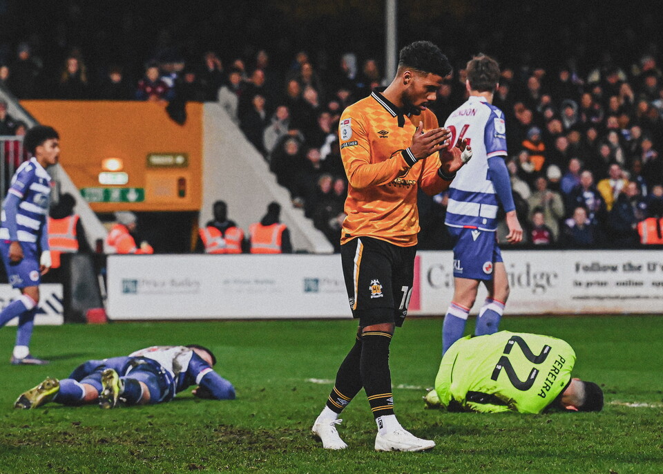 Elias Kachunga shows his frustration vs Reading
