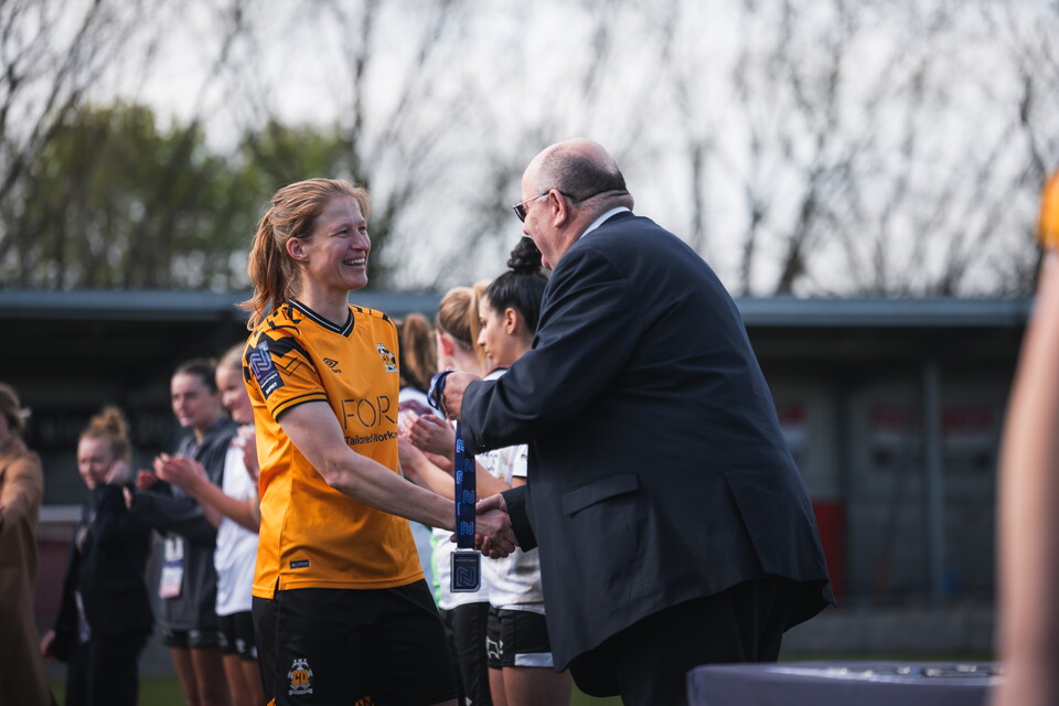 Gisela accepts medal at FAWNL Plate Final 23/24