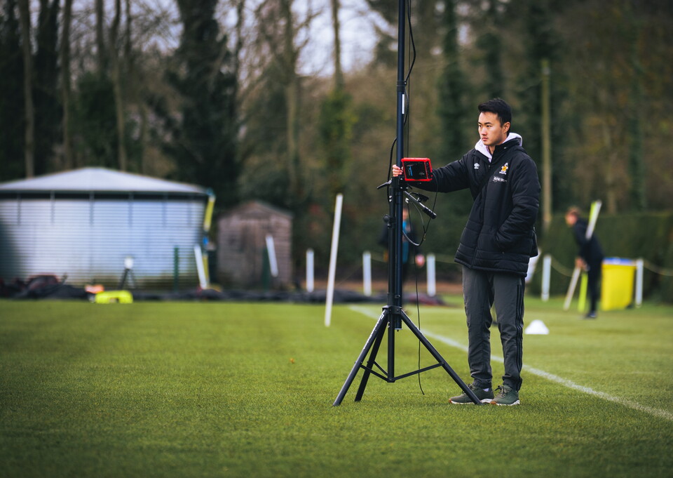 An analyst observing training