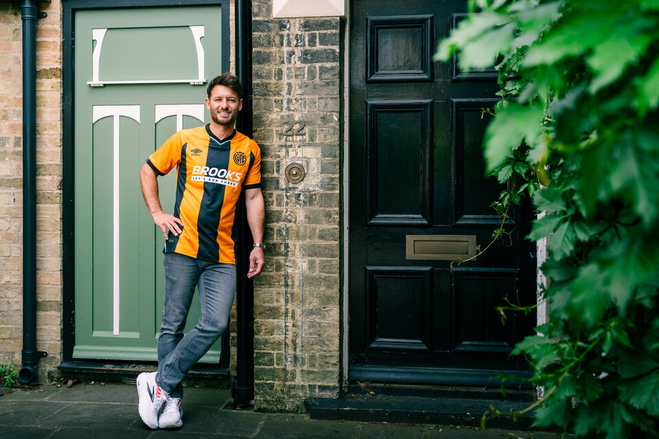 Wes Hoolahan wearing the 25/26 shirt