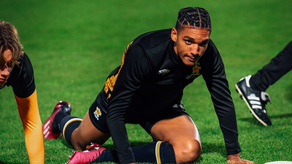 Amaru Kaunda warms-up 