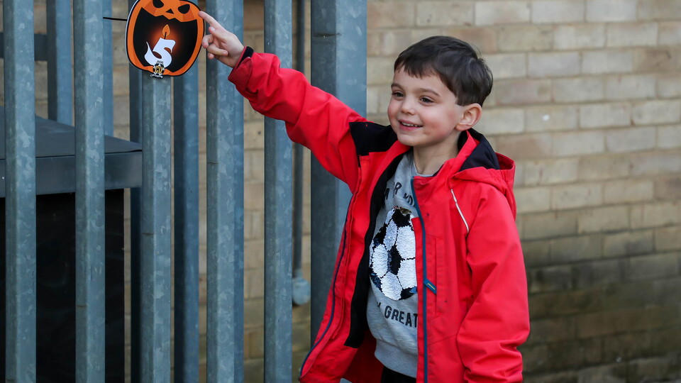A young fan finds a Pumpkin Picture