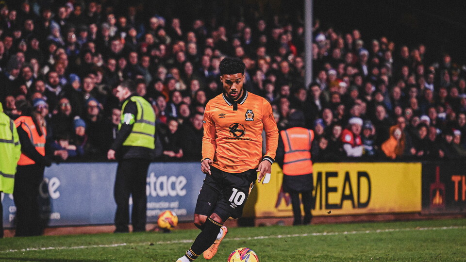 Elias Kachunga in action vs Huddersfield