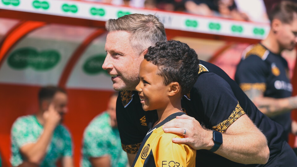 A young fan poses with Neil Harris