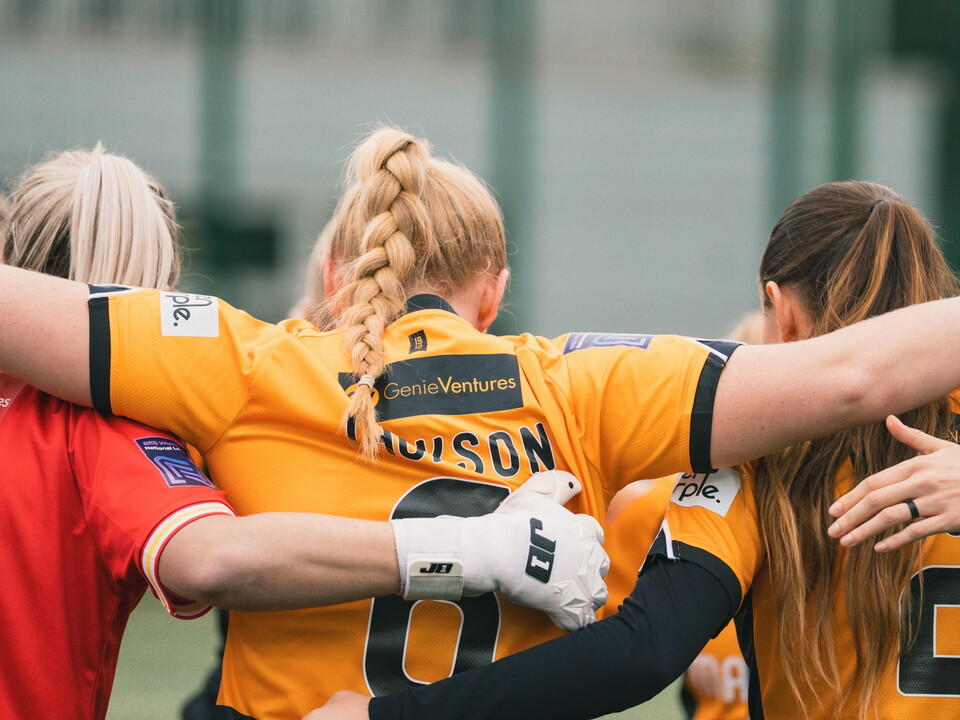 Cambridge United Women in a huddle