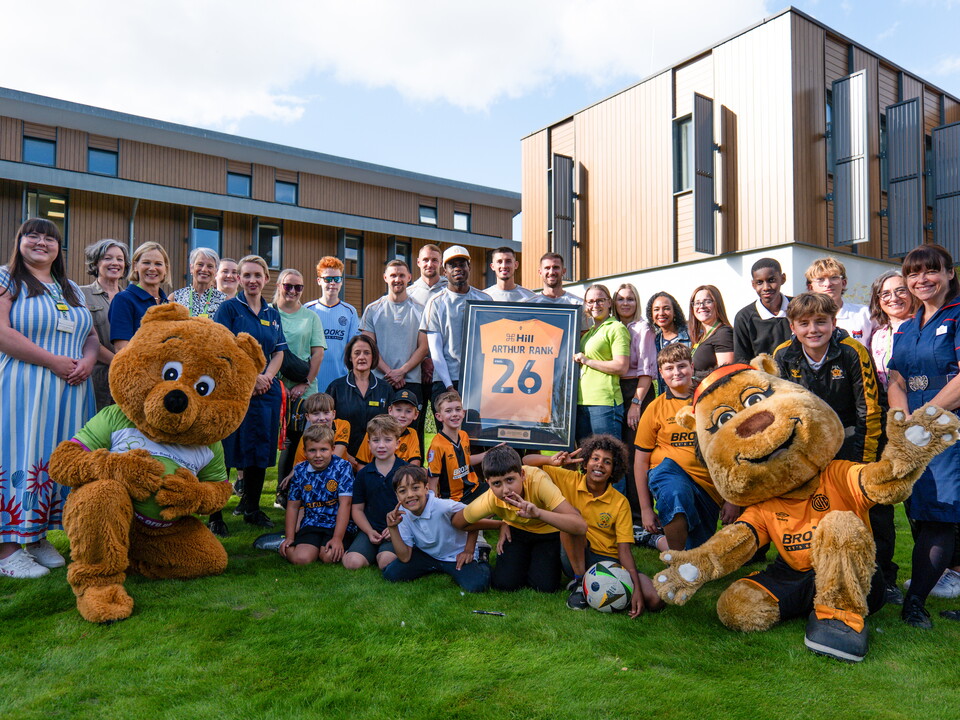 Cambridge United players and staff at Arthur Rank Hospice