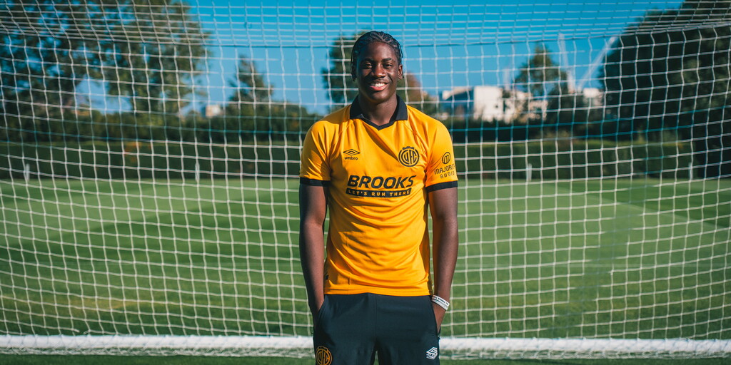 Efobi firma contrato con Cambridge United
